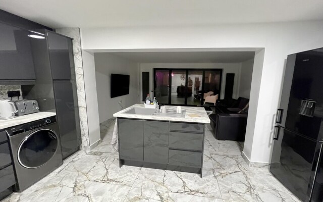 Penthouse Style 2 Bedroom House With Hot-tub