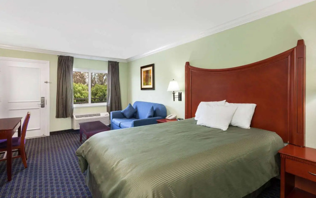 Travelodge Orange County Airport  Costa Mesa