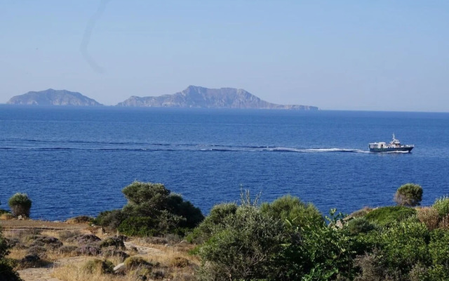 Villa Alati - Seafront Villa With Swimming Pool