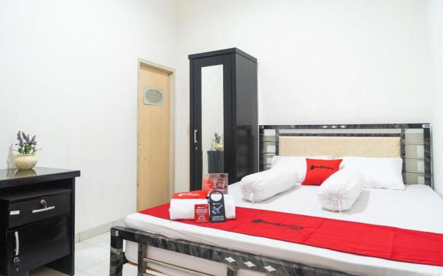 RedDoorz Syariah near Grand Galaxy Park