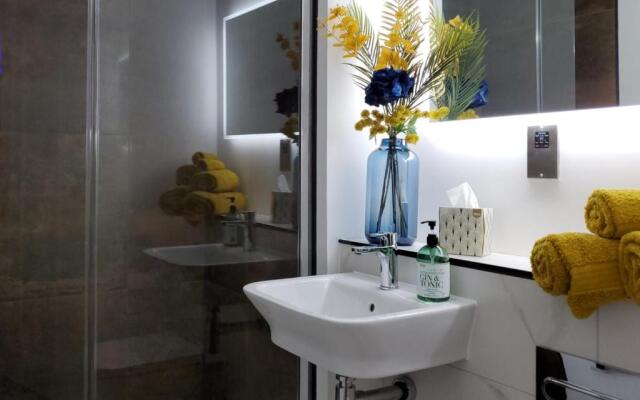 Central Boutique Studio ( With Parking )