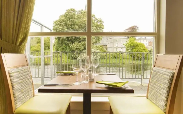 Riverside Suites Hotel