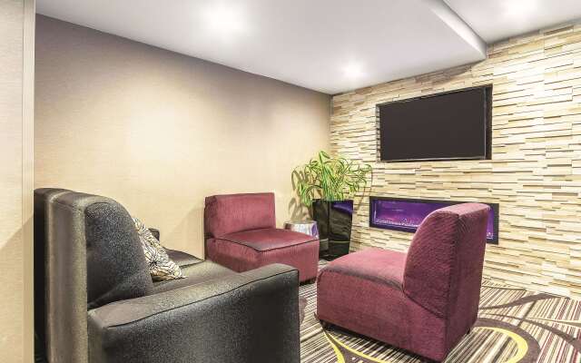 La Quinta Inn & Suites by Wyndham Hartford - Bradley Airport