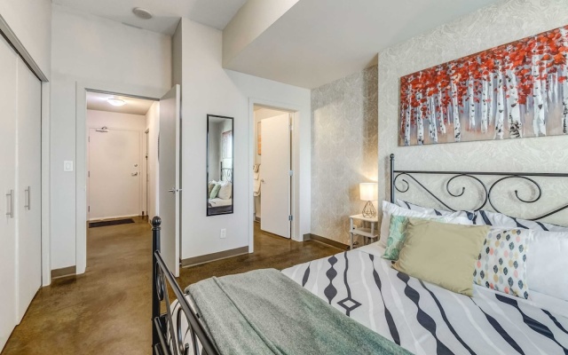 Elegant 2BR Condostunning Downtown Views!