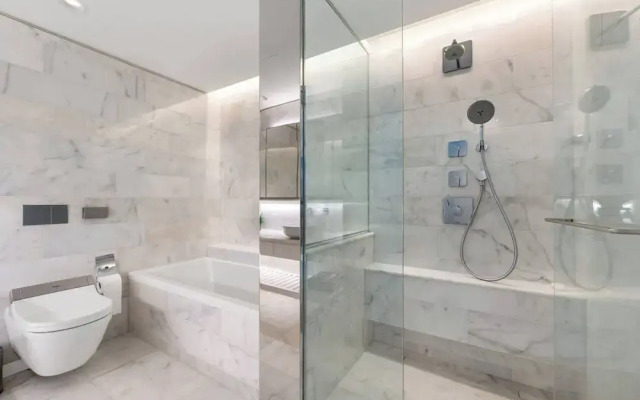 Chic Urban Stylish Condo in Downtown V