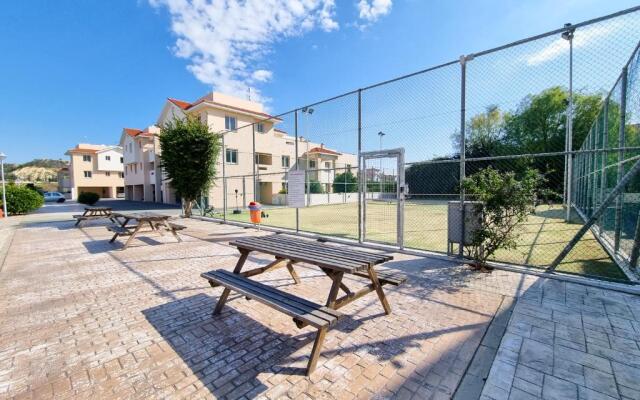 Yaar Apartment with pool and tennis court