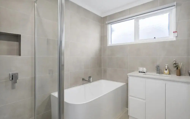 2-bed Rosebud Apartment With BBQ & Garden