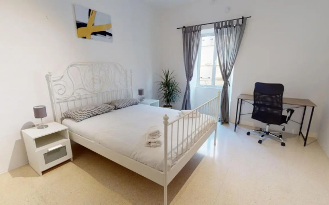 St Julians - Balluta Bay large 3 bedroom apartment