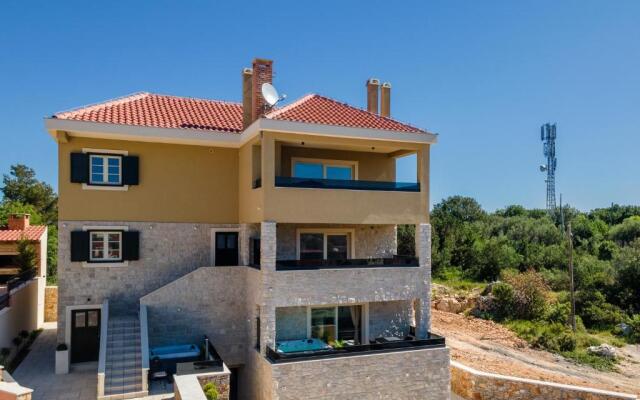 TEONA Luxury Studio Apartment with jacuzzi and garden view