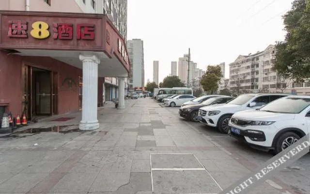 Super 8 Hotel (Wuxi Hubin Commercial Street)