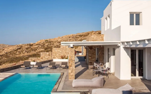 Epic Twin Luxurious 14 Bedrooms Villa for 28