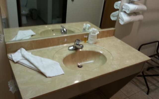 Centerstone Inn & Suites Carlyle