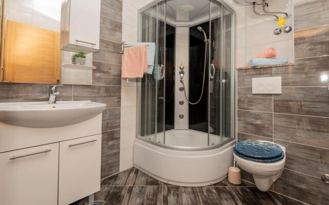 Awesome Apartment in Krvavica With Wifi