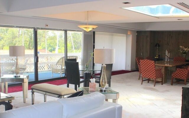 Hosteeva Marina Luxury Suites