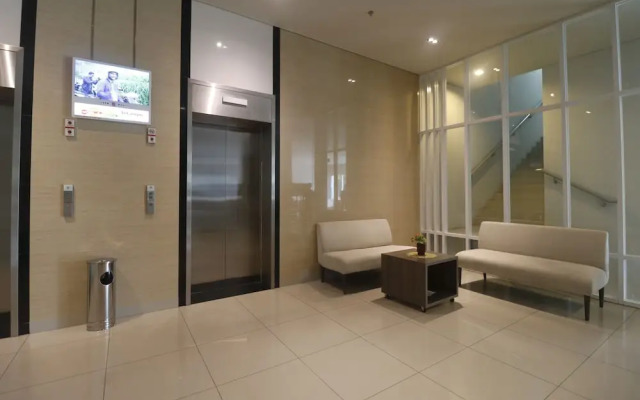 RedDoorz Apartment near Summarecon Mall Serpong