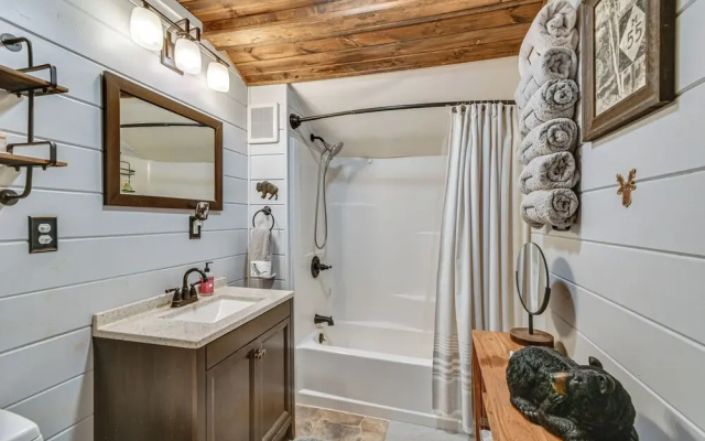 Family-friendly Cabin: Walk to Lake Access!