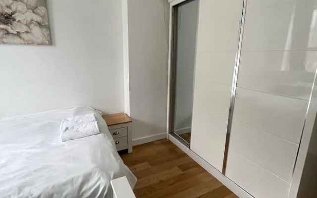 3 Bed Flat - Sleeps 6 - Parking - Wifi