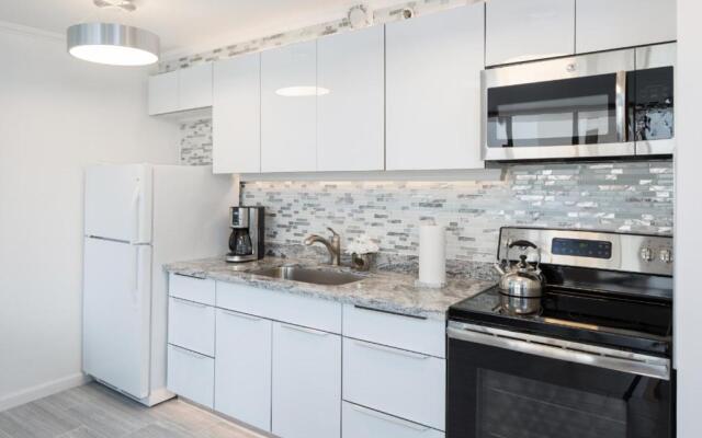 Waikiki Banyan Modern One Bedroom Free Parking