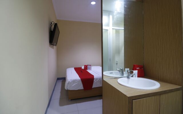 RedDoorz near ITC Cempaka Mas