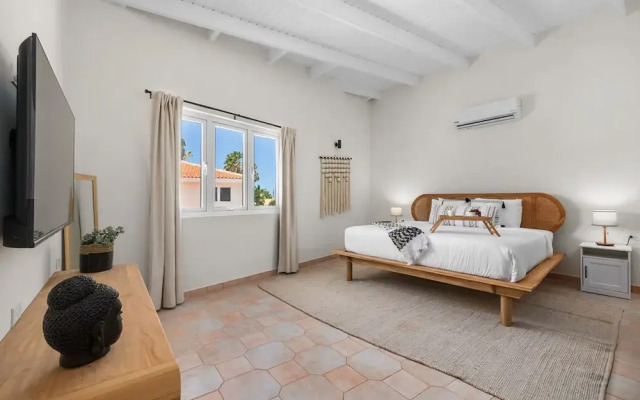 Newly Renovated Amazing Location Private Pool