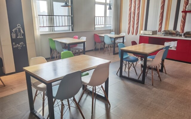 Ibis Hotel  (Nanjing Bridge North Hongyang Plaza Store)