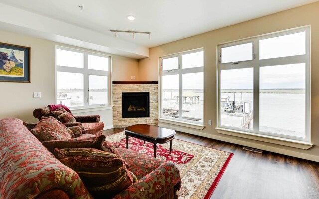 Waterfront Kenai Townhome < 1 Mi to Beach!