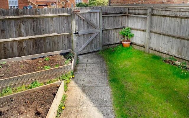 Ascot - Immaculate 2 bed House with parking