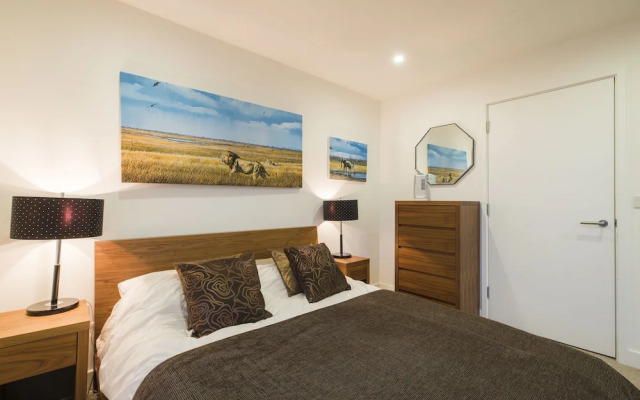 JOIVY Trendy Islington Flat for 2 with Patio