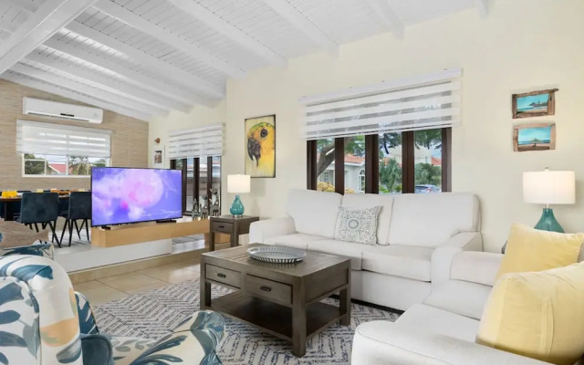 3BR 2BA Near Eagle Beach w Private Pool