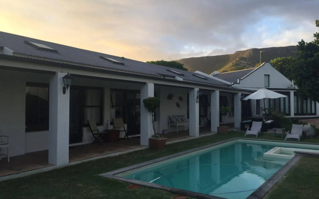 Sixteen Guest House on Main