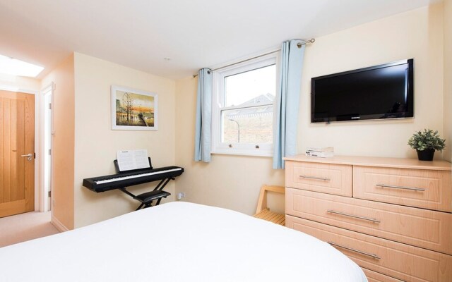 Spacious, Comfortable 2BR Fulham Maisonette