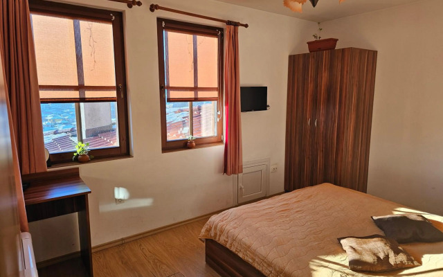 Емили Фемили Хаус