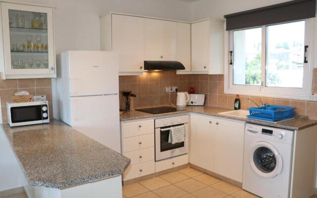 Sunset apartment with pool & 10 mins to Venus beach