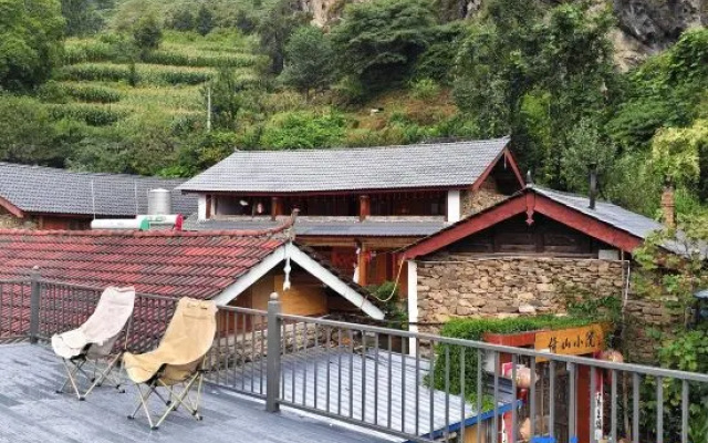 Leaning against the small courtyard on the hill – Outside – Shangri-La