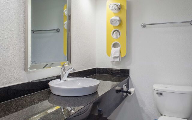 Motel 6 Brockton, MA