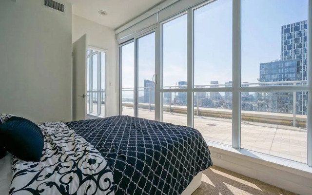Hydewest - Capreol Luxury Furnished Penthouse Apartment