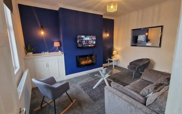 2-bed Home - Sleeps 4, Parking & Garden