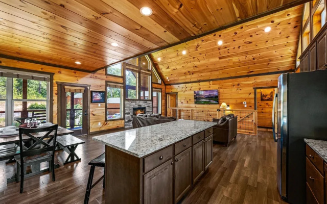 Mountain Skyy 3 Bedroom Cabin by RedAwning