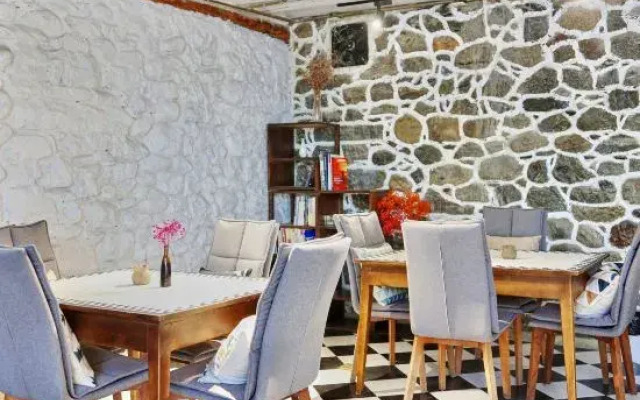 I have a mountain and sea courtyard