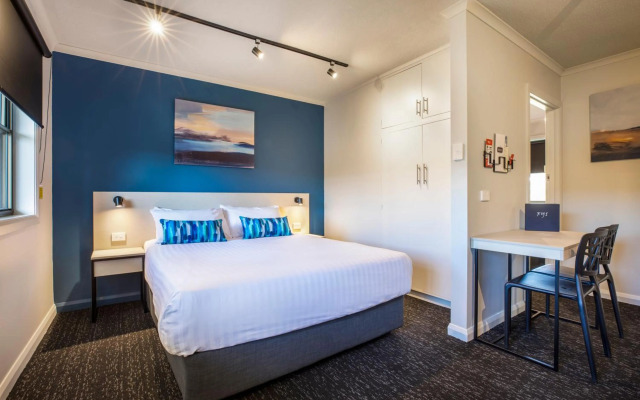 Nightcap at Riverside Hotel