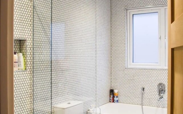 Spacious 5 Bedroom Home Near the Beach With Parking