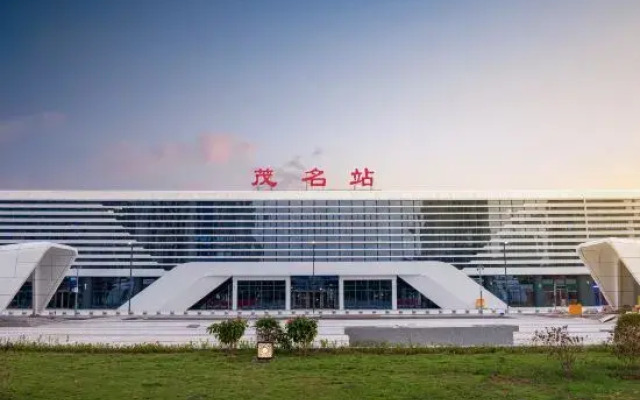 Paco Hotel (North Square Branch of Maoming HSR Station)