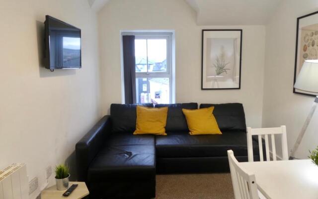 Bright and Modern 4 Person Apartment In City Centre