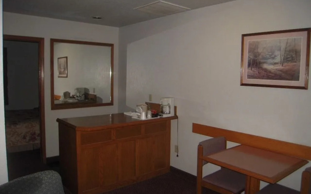 Oak Hill Inn & Suites