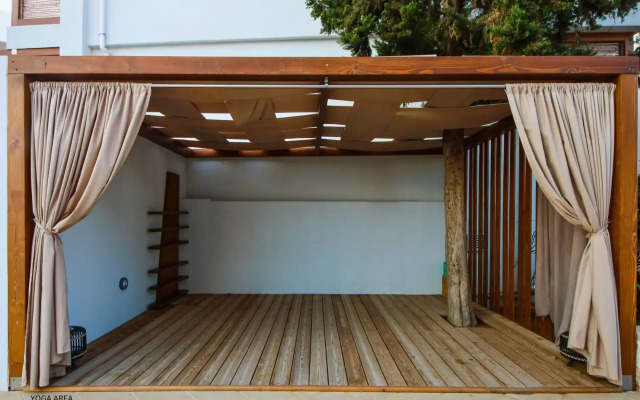 Lavris Hotel & Bungalows*