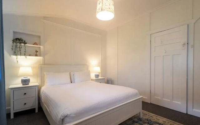 Bay Vista Cottage by the BnB Collection – Guest Rooms – Albany