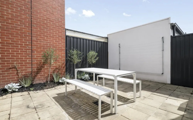Elegant 3-bed Townhouse in Leafy Kensington – Outside – Melbourne