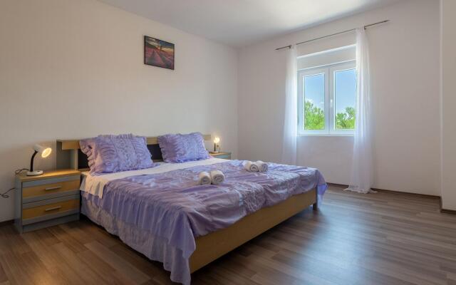 Beautiful Holiday Home in Lisicic