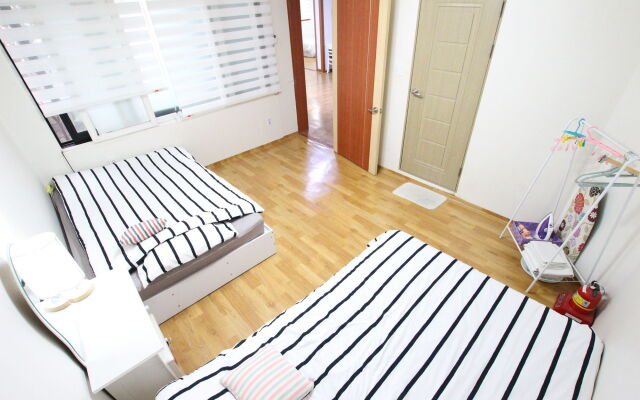 Zzzip Guest House - Hostel