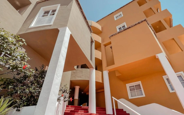 Orland, center of Las Americas LA205